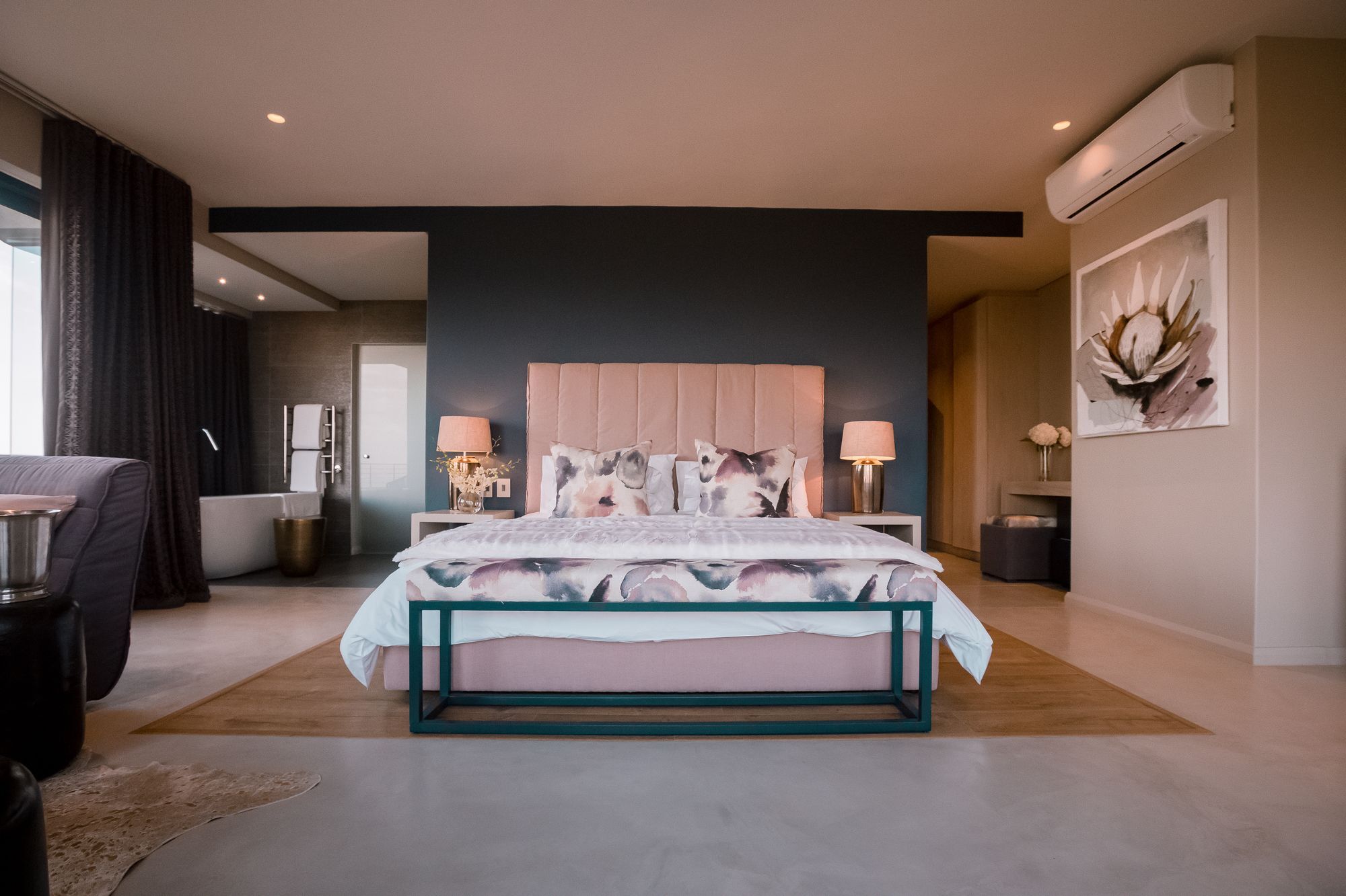 스카이 빌라 부티크 호텔 플레튼버그 베이 외부 사진 A bedroom at the Cape Town edition